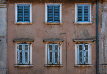 Alte Hausfassade mit Fensterläden