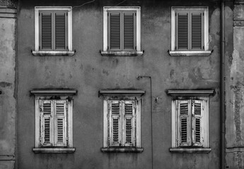 Alte Hausfassade mit Fensterläden (schwarzweiß)