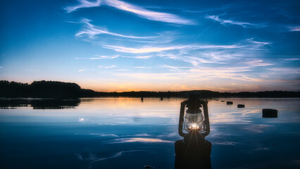 Sunset old Lantern over the Lake - Beautiful - Sky - Background - Lamp - Glow - Seaside - Beach - Kerosene - Lake - Burning - Vintage - Oil - Travel - Wooden - Rusty - Stake - Water - Öllampe	