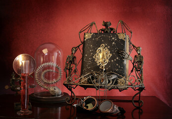 Astrologia, libro dei segni zodiacali con animali  sopra un tavolo di legno