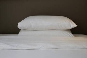 Obraz premium Bed with pillows in bedroom hotel