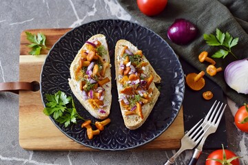 Sandwich, bruschetta with chanterelles and onions