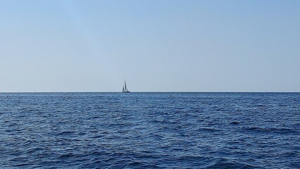 Barca a vela all'orizzonte