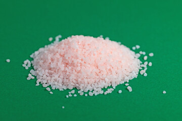 Badekristalle vor grünem Hintergrund