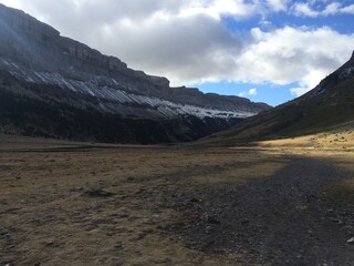 Impresionante vista de un paisaje natural que captura la serenidad y la majestuosidad de la naturaleza en su máxima expresión.