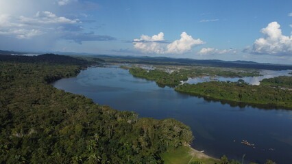Vista Aérea Floresta Amazônica com rios no norte do Brasil