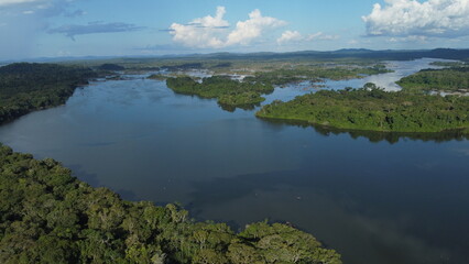 Vista Aérea Floresta Amazônica com rios no norte do Brasil