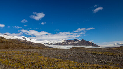 Landschaft mit Bergen im Hintergrund auf Island