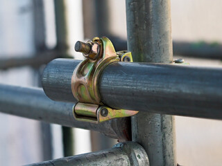 足場の単管パイプに取りつけられた連結クランプ