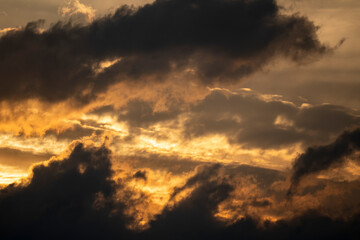 Dramatischer Abendhimmel