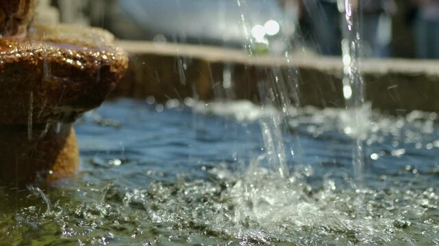 Water splashing in a fountain in variable frame rate.