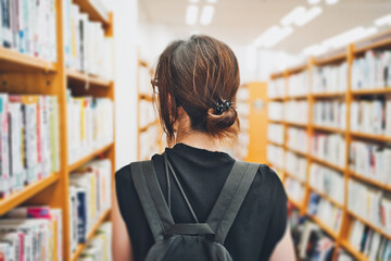 本棚と女性の後姿