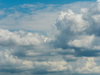 積乱雲に覆われた夏の空