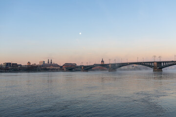 Fototapeta premium Sonnenuntergang in Mainz am Rhein
