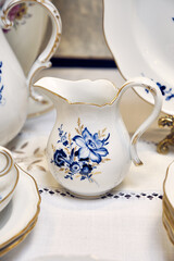 Of course, we consider the Meissen manufactory to be the trendsetter of the porcelain fashion of the onion set. 
It was there that the famous 