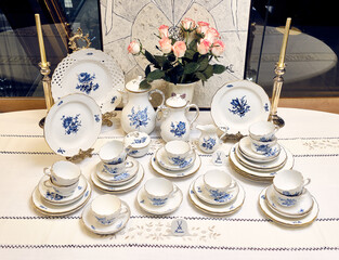 Of course, we consider the Meissen manufactory to be the trendsetter of the porcelain fashion of the onion set. 
It was there that the famous 