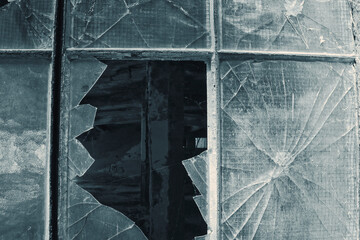 Broken Window - Beatiful Decay - Abandoned - Verlassener Ort - Urbex / Urbexing - Lost Place - Artwork - Creepy - Black & White - Schwarz und Weiß - Concept - Background