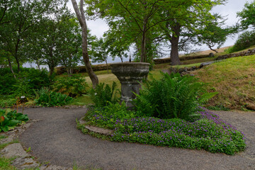 kleiner Brunnen im botanischen Garten Skr&uacute;&eth;ur, Westfjorde, Island