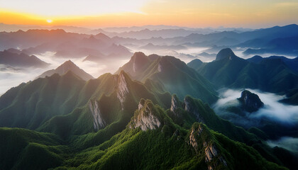 Piękny g&oacute;rski krajobraz z mgła o wschodzie słońca, tapeta generative ai 