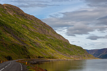 Strasse entlang eines Fjords, Westfjorde, Island