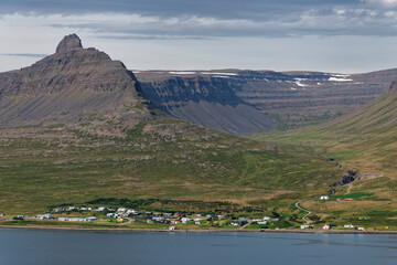 Blick auf Sudavik von der anderen Seite des Fjords, Westfjörde, Island