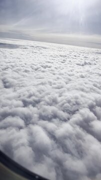Vista de las nubes a trav&eacute;s de la ventana de un avi&oacute;n