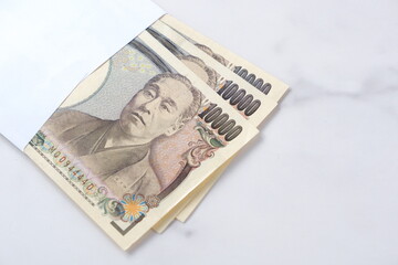 封筒に入った一万円の紙幣

