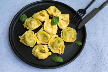 Tortellini with mozzarella and spinach 
