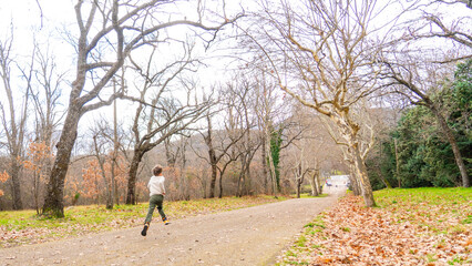 Obraz premium Autumn background of a park with a child running