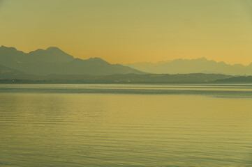 Die zarten Farben des frühen Abends am Chiemsee