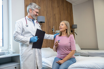 Obraz premium Male doctor talking to a female patient in the hospital