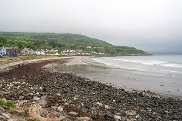 Kleiner Ort Glenarm mit eigenem Strand an der Küste von Nordirland