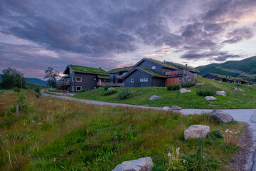 Baita norvegese al tramonto