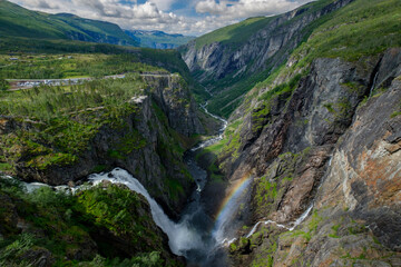 Cascata con arcobaleno