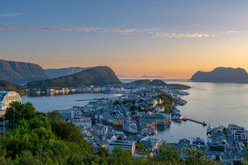 Veduta di Alesund al tramonto
