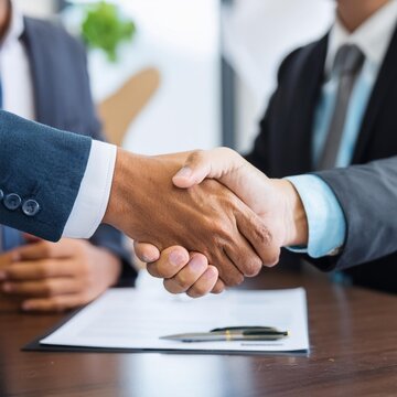 Primer plano de dos hombres de negocios d&aacute;ndose la mano para finalizar un trato profesional en una oficina 