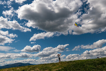 Enfants jouant avec un cerf-volant
