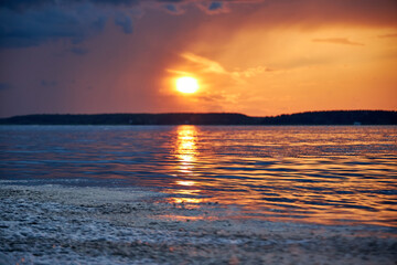 Obraz premium blurred background view of summer sunset with the reflection of the sun on the river