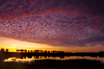 Zachód słońca na pojezierzu © Robert