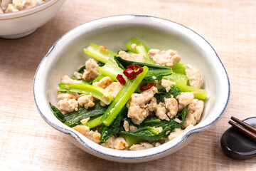 小松菜と鶏ひき肉の塩麹炒め