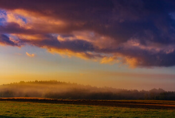 Wschód słońca na łące