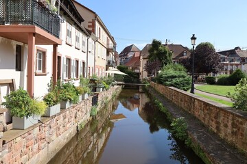 Obraz premium La rivière Lauter dans la ville, ville de Wissembourg, département du Bas Rhin, France