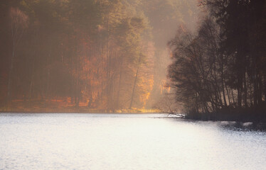 Jesień nad jeziorem © Robert