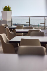 A beautiful restaurant interior located on an open rooftop.

Un hermoso interior de restaurante...