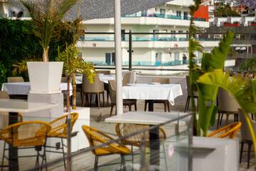 A beautiful restaurant interior located on an open rooftop.

Un hermoso interior de restaurante...