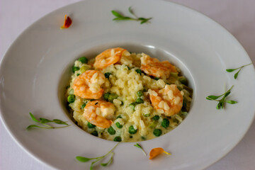 A photo of risotto with shrimp.
Una foto de risotto con camarones.