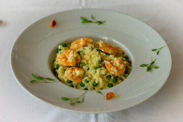 A photo of risotto with shrimp.
Una foto de risotto con camarones.