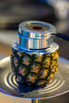 A hookah with a pineapple-shaped bowl, featuring an exotic and tropical design.
Un shisha con una cazoleta en forma de pi&ntilde;a, con un dise&ntilde;o ex&oacute;tico y tropical.