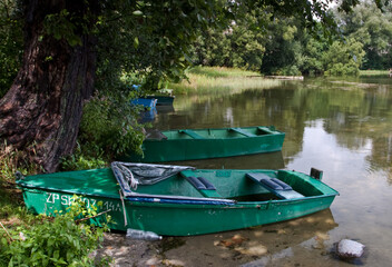 łodzie nad jeziorem © Robert