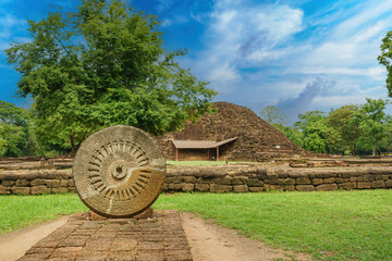 Obraz premium The old stone carving in the form of a chakra in Buddhism is in the historical area of Srithep, Petchaboon Province, Thailand.